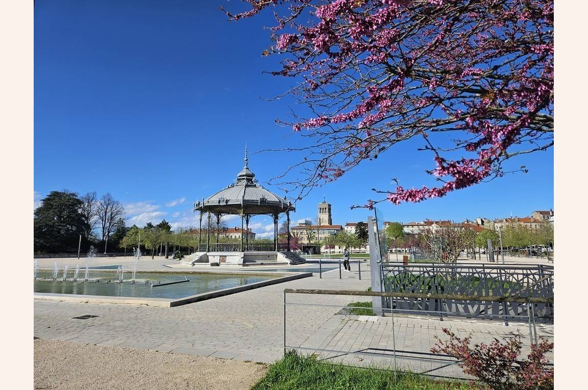 Kiosque Peynet & Champ de Mars